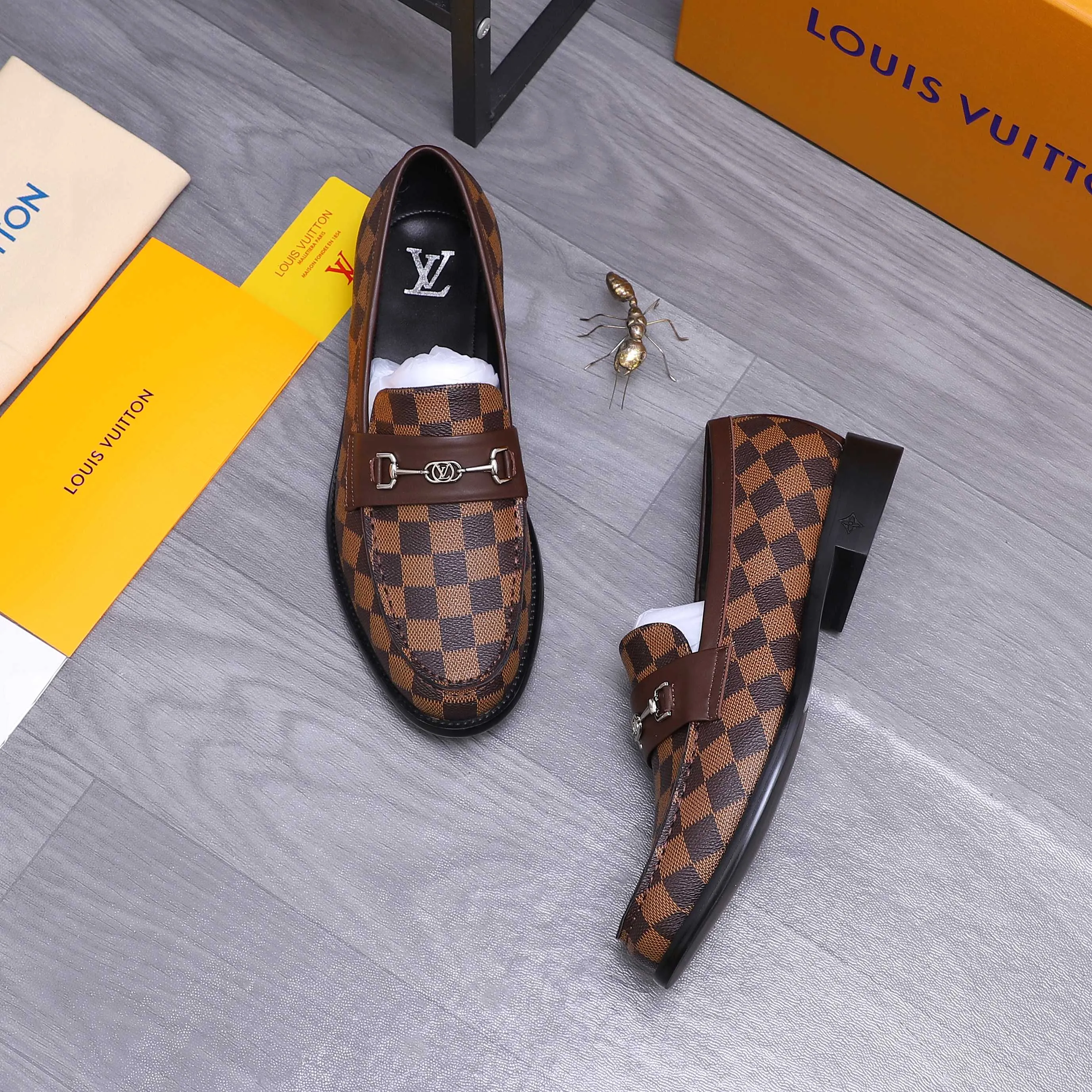 Men's shoes 💰660 Product trademark: LV [Louis Vuitton] business casual slip-on leather shoes, regular size. Size: 39-44 (38.45 custom-made, non-returnable) Product materials: Selected classic plaid upper, cowhide lining, original outsole